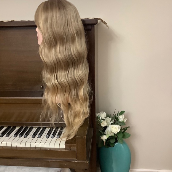 NEW Beautiful Golden Beige Wig - Picture 2 of 13